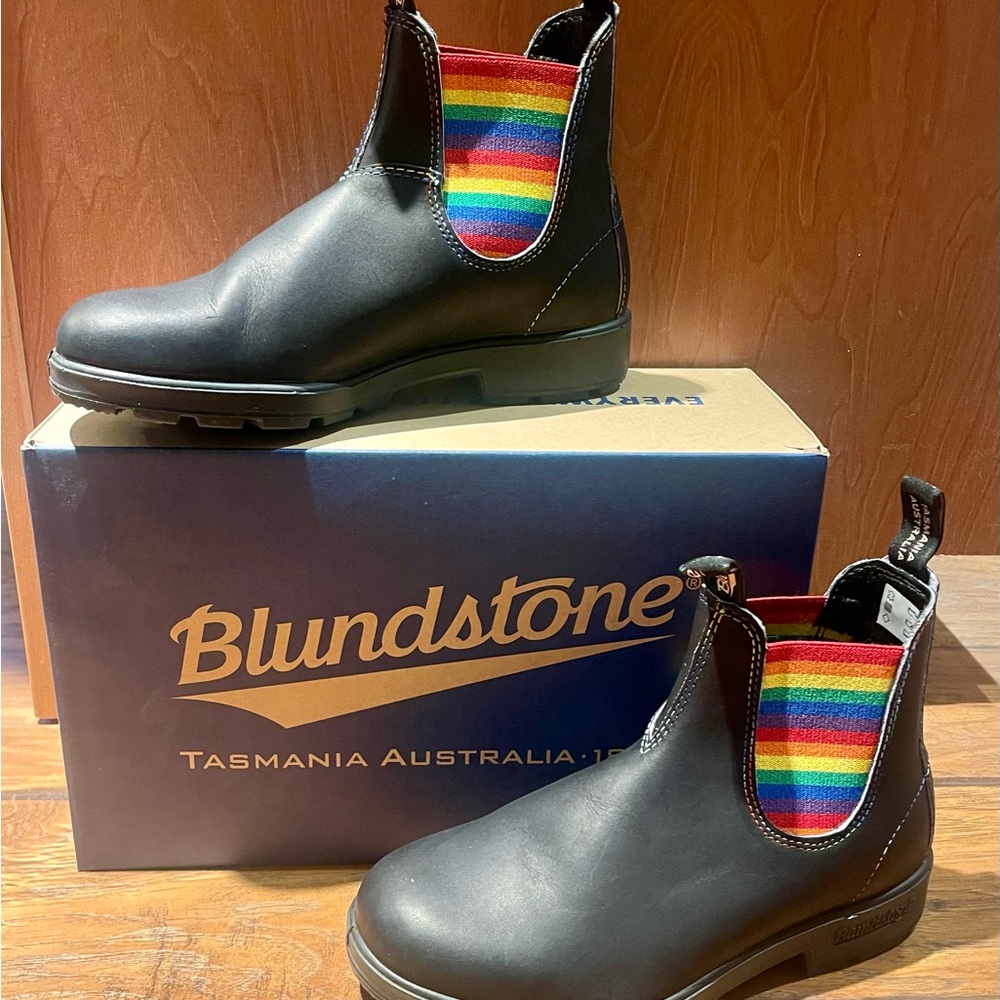 Blundstone Black Chelsea Boots with Rainbow Elastic
